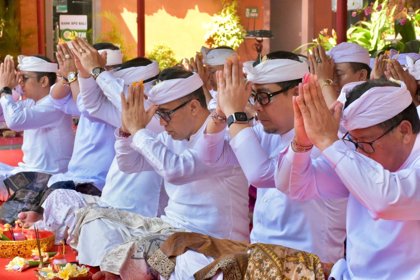 podiumnews.com-Ngaturang Bhakti Pujawali di Pura Praja Nata Kantor Walikota Denpasar